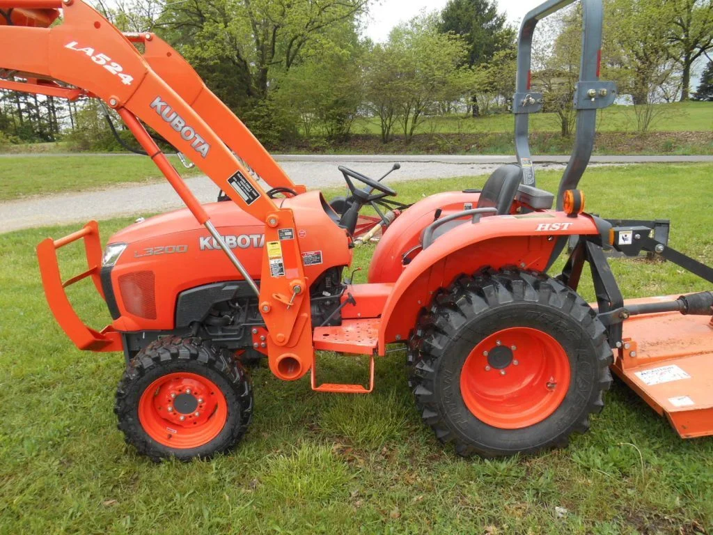 2014 Kubota L3200D Tractor Loader Slasher 2