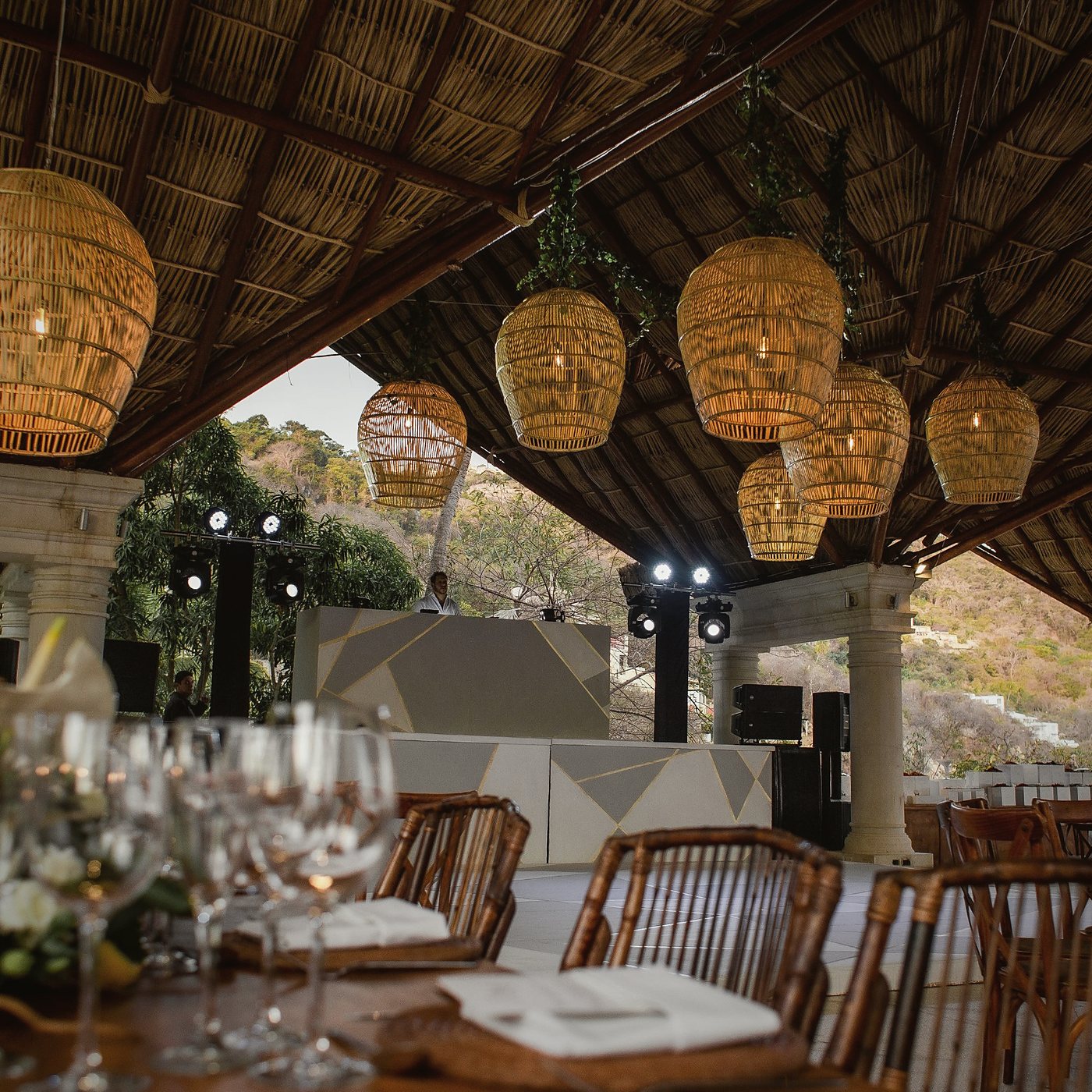 Boda en palapa con cabina de DJ, iluminación robótica y audio producidos por Clazzic