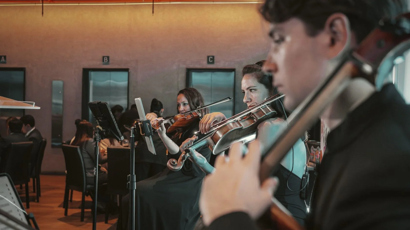 Cuarteto de cuerdas de Clazzic tocando durante un evento corporativo en Ciudad de México