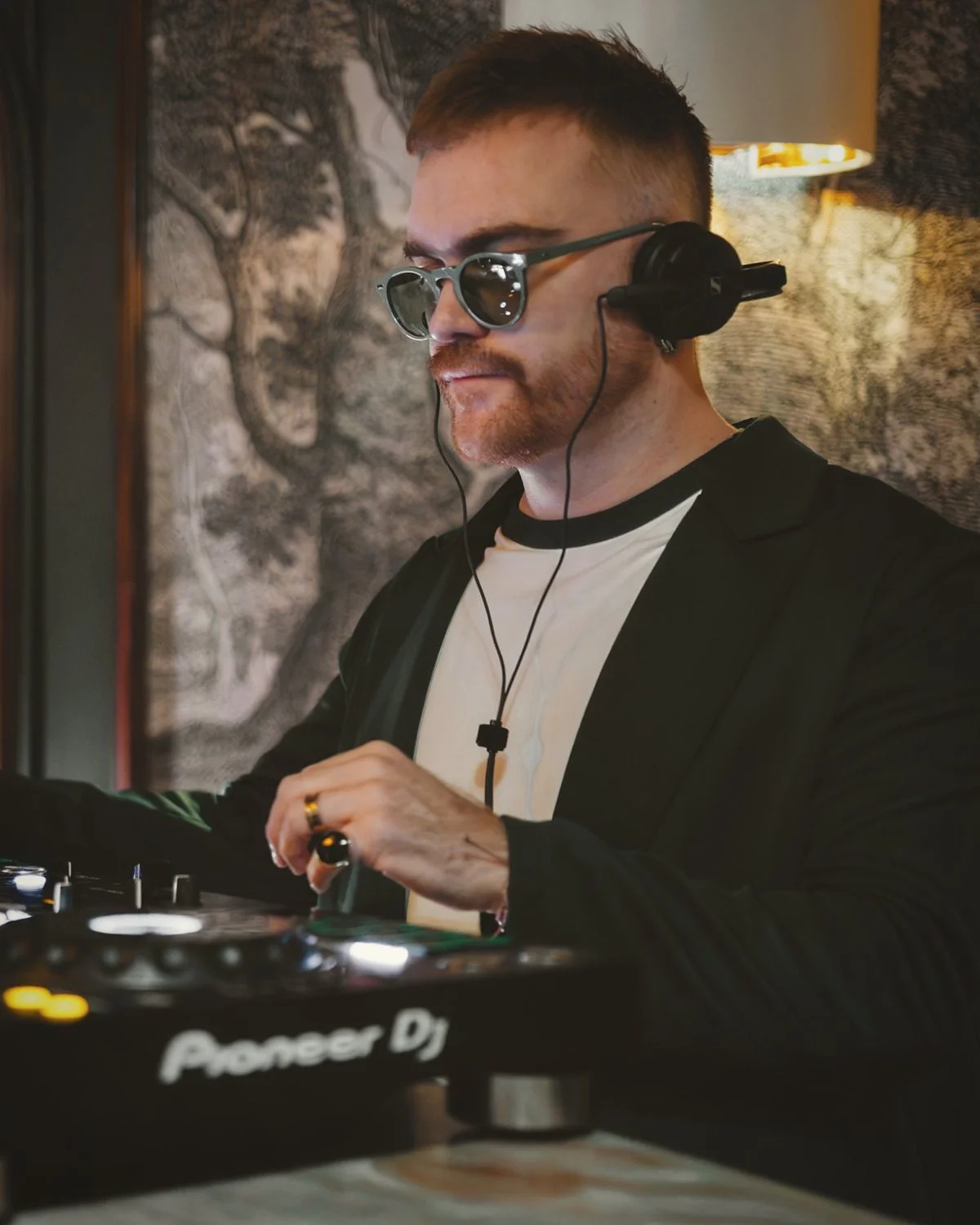 DJ de Clazzic mezclando en la fiesta de cierre de un evento corporativo