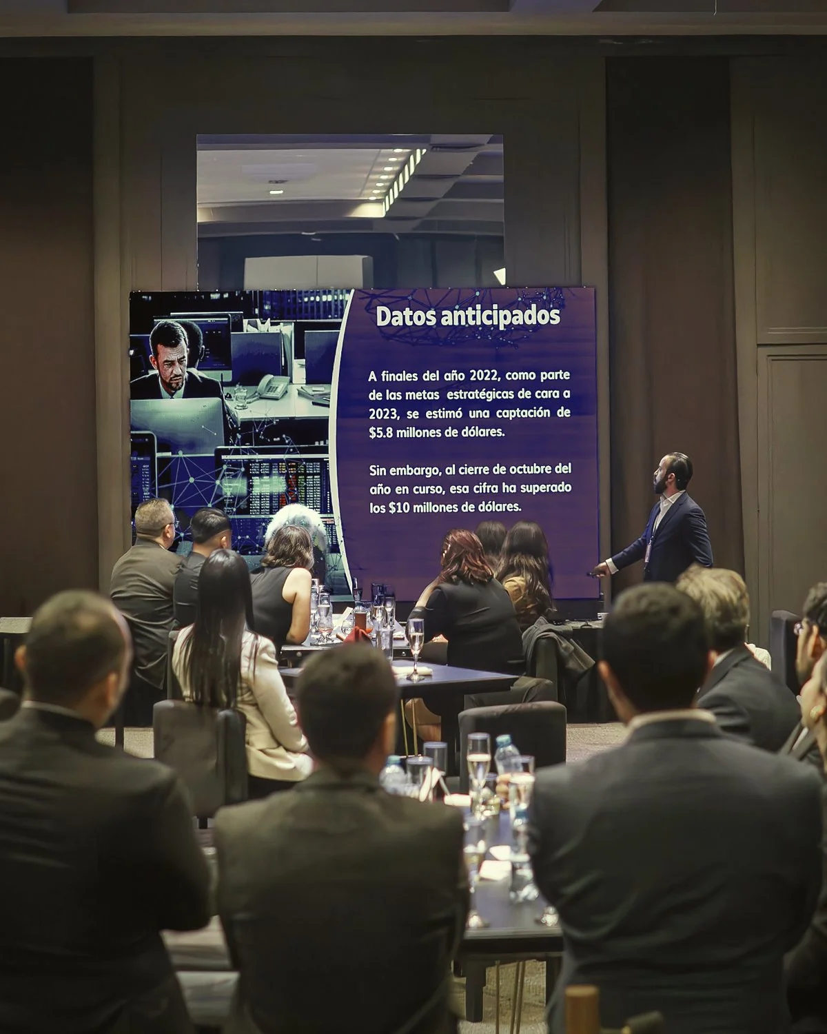 Presentación en un evento corporativo con pantalla LED y audio producidos por Clazzic