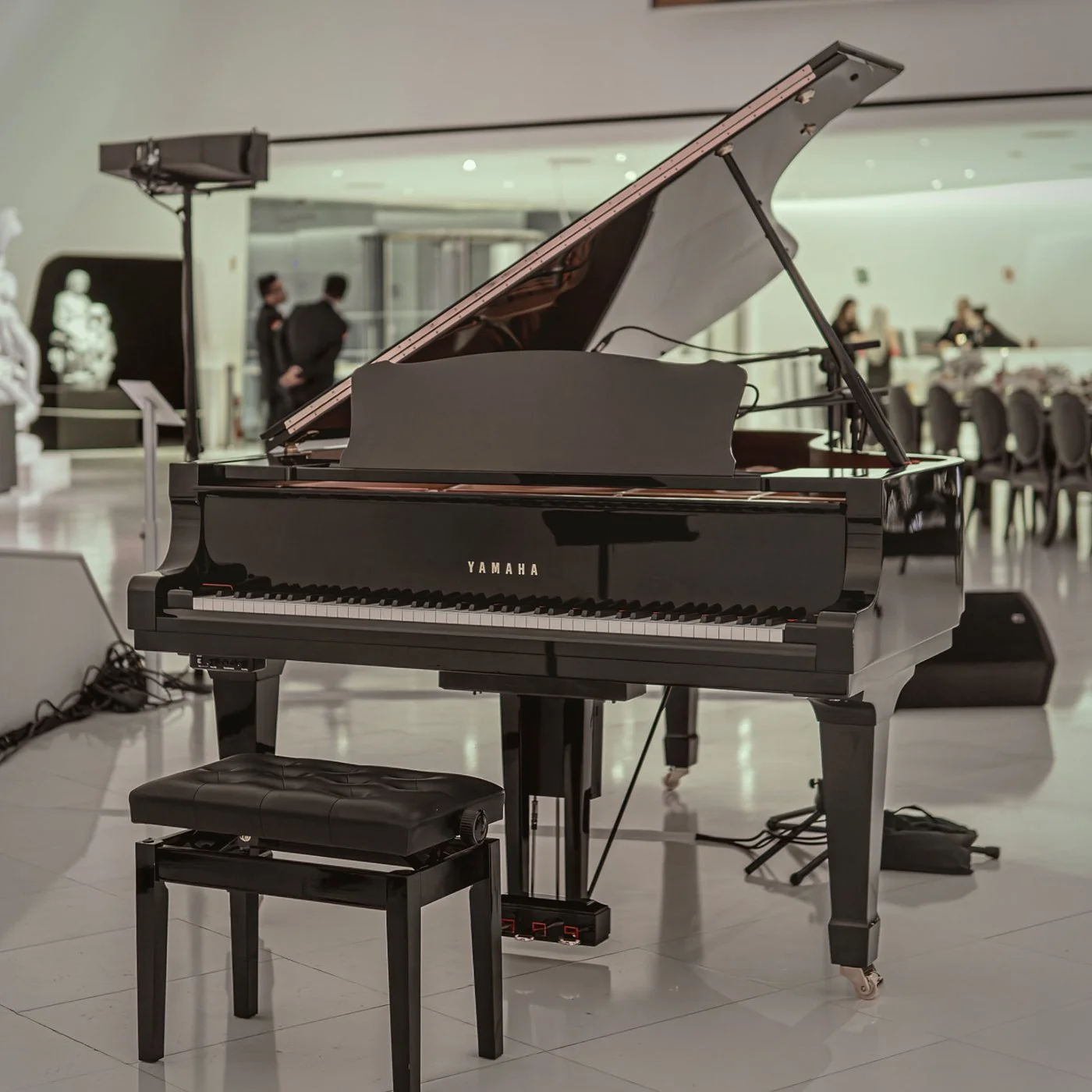 Piano de cola con microfonía lista para una cena privada producida por Clazzic