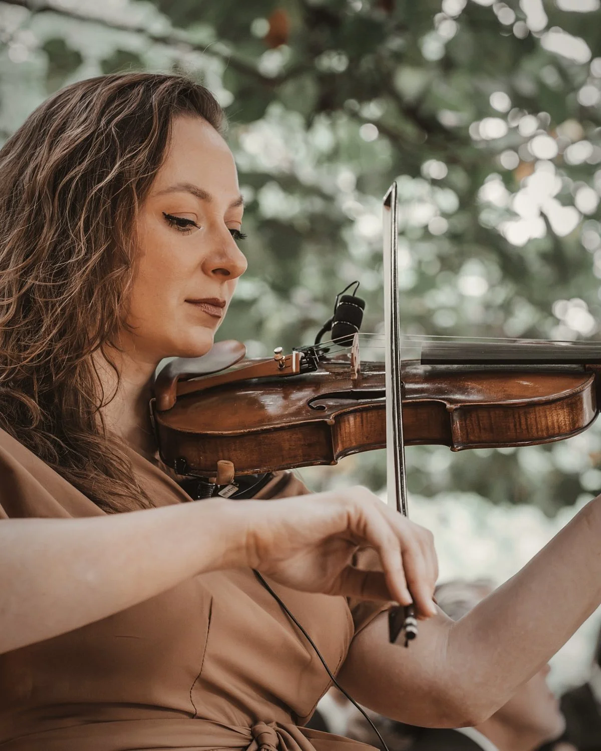 Violinista de Clazzic Musik tocando en una ceremonia de boda al aire libre