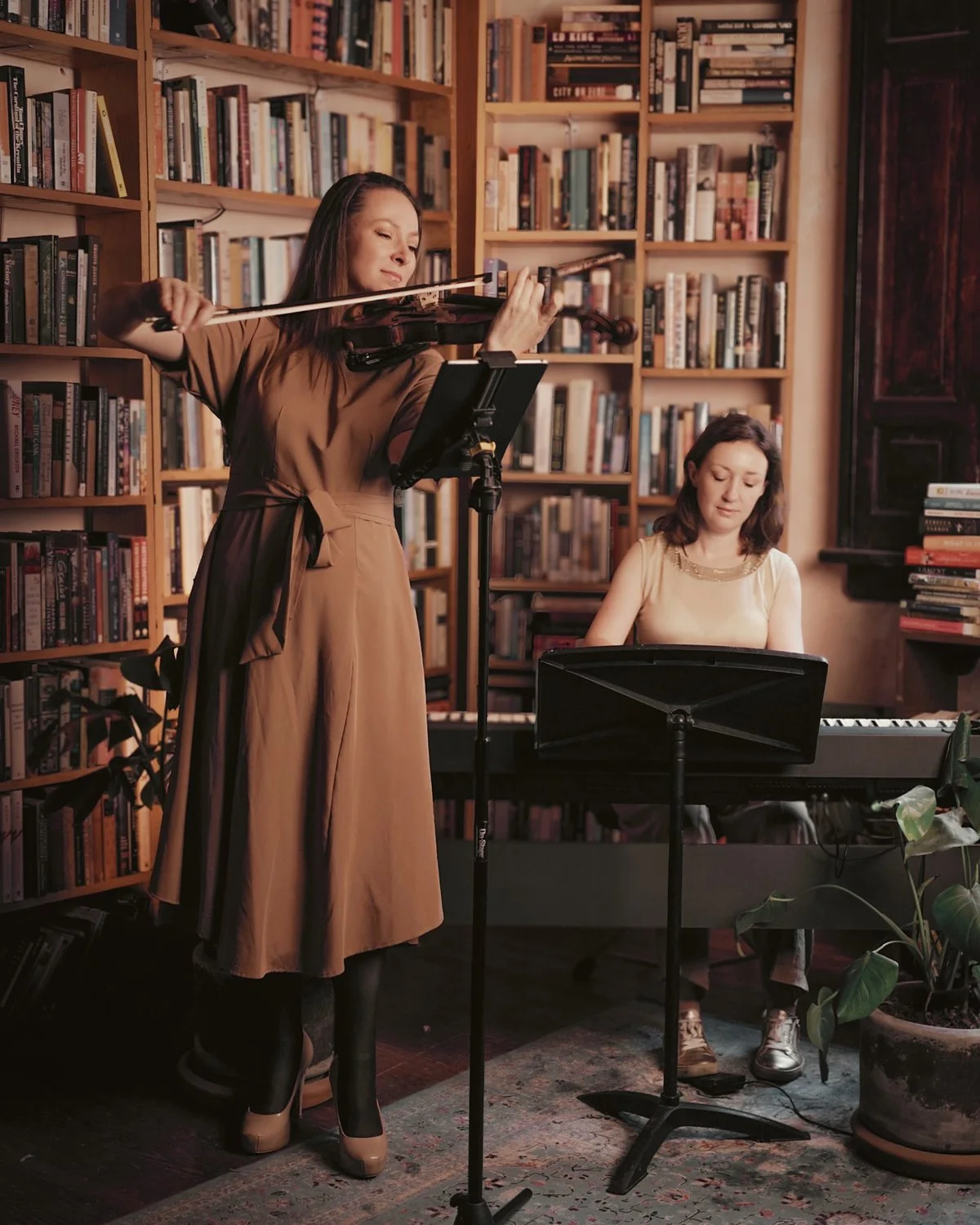 Dúo de violín y piano de Clazzic Musik tocando en un espacio íntimo