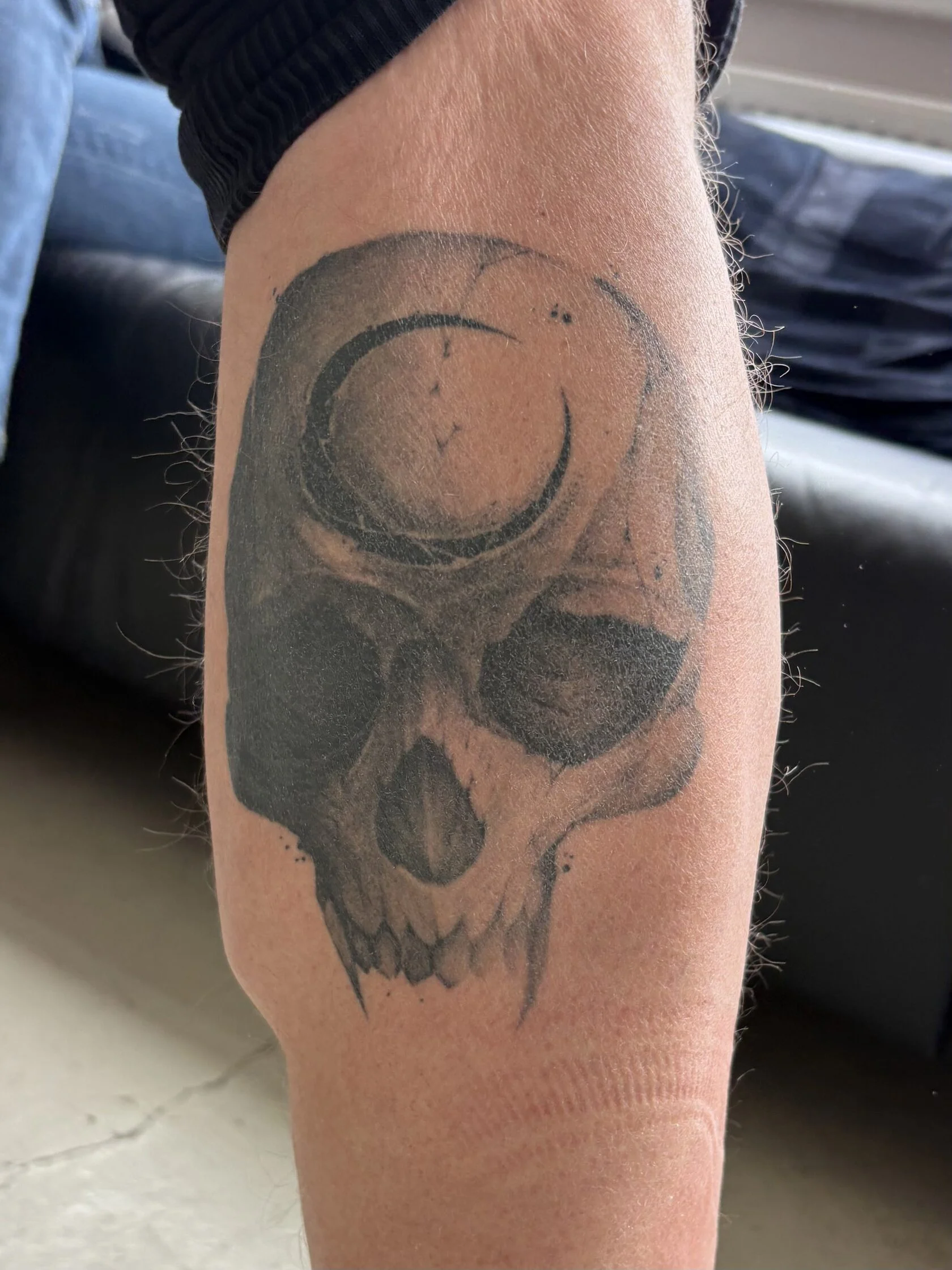 Einfaches Totenkopf-Tattoo am Unterschenkel vor dem Cover-Up