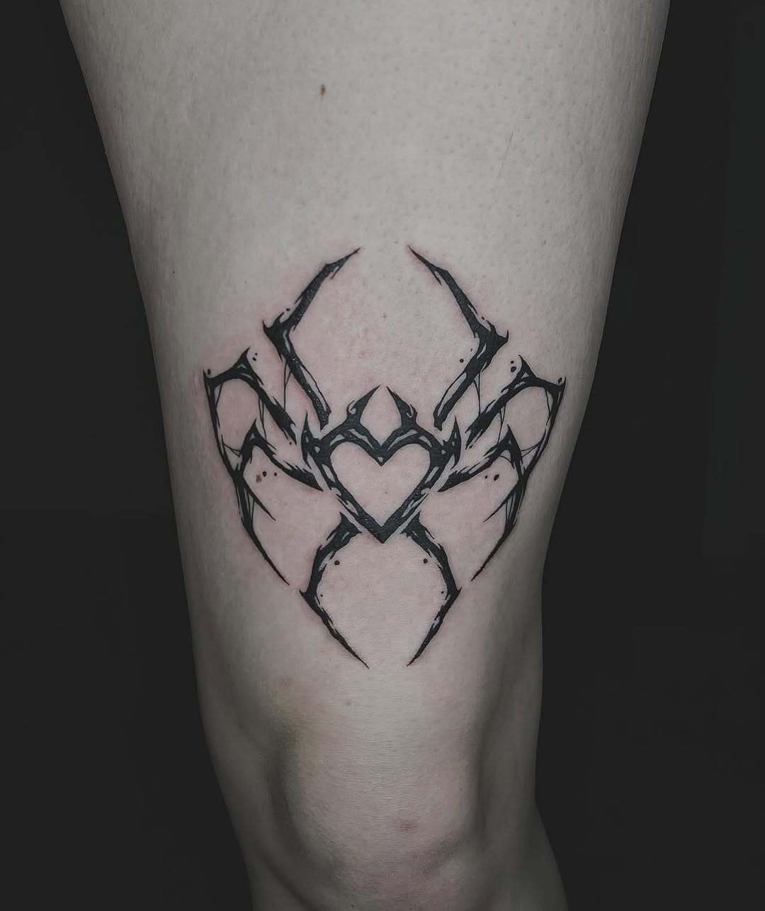 Dunkle Graphik Tattoo von Gina – Arbeit 4