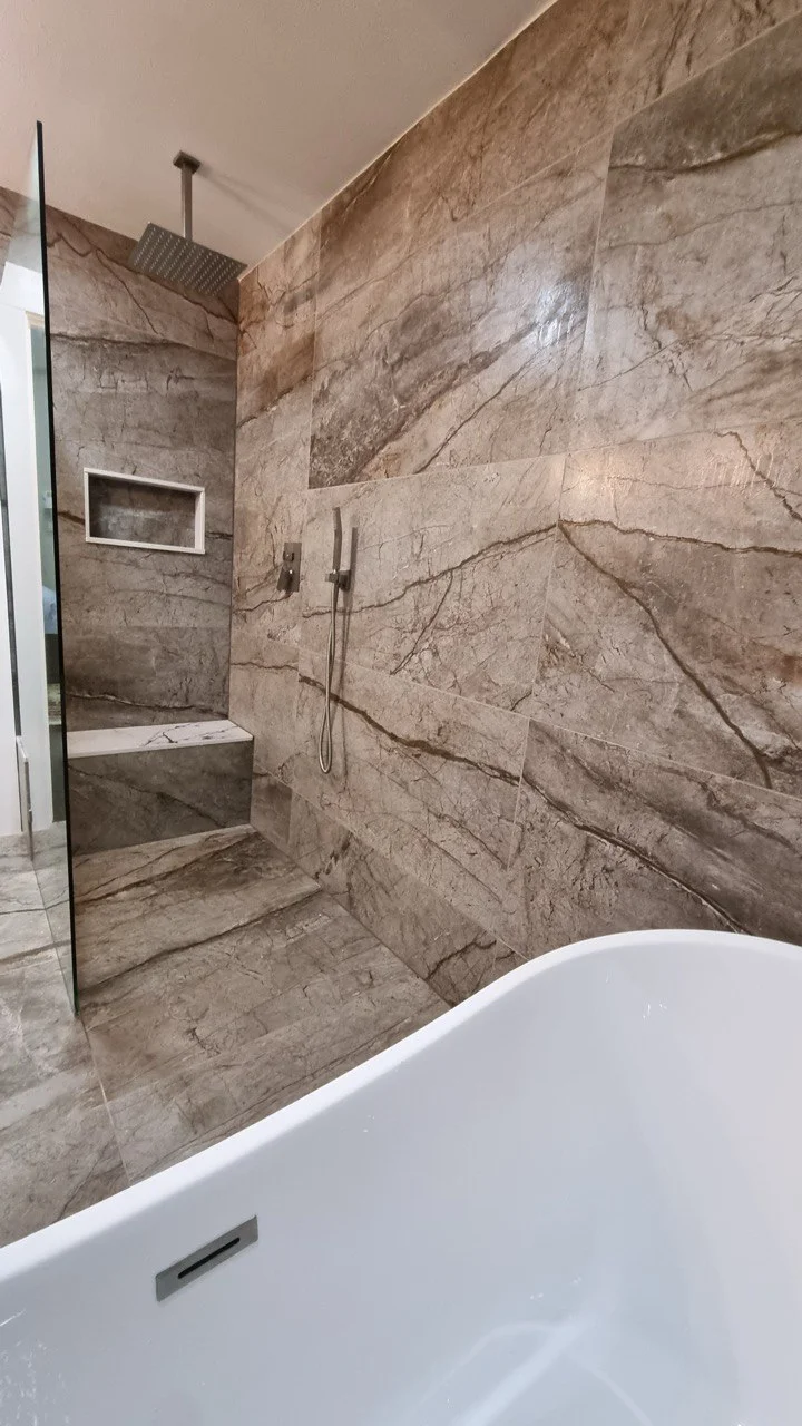 Stone-look shower with built-in bench