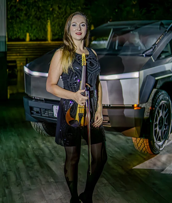 Polina Diorditsa tocando violín en un evento corporativo de Tesla en México