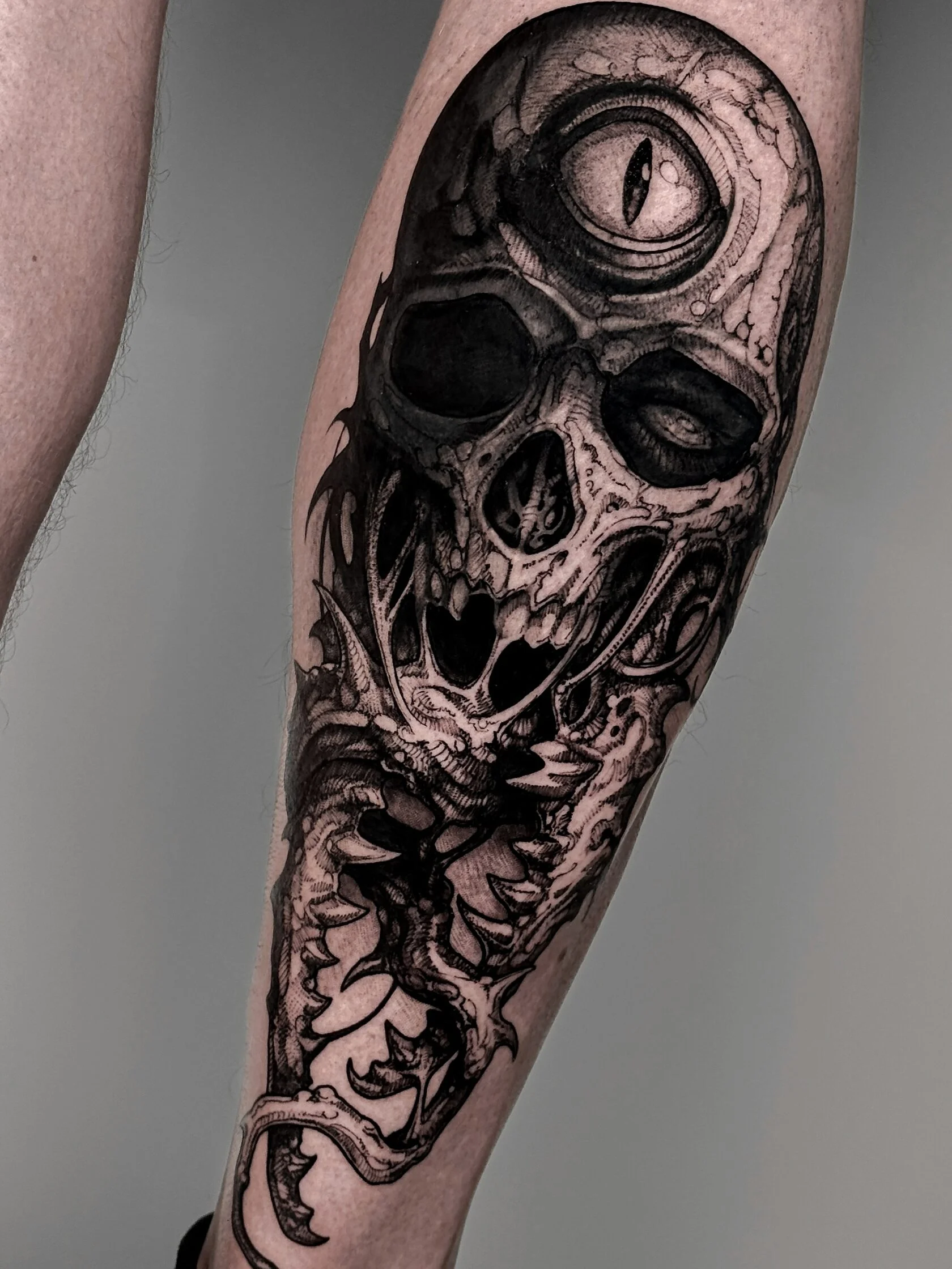 Cover-Up Tattoo mit detailliertem Totenkopf-Motiv am Unterschenkel