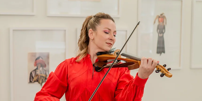 Polina performing live violin during a wedding cocktail hour and reception