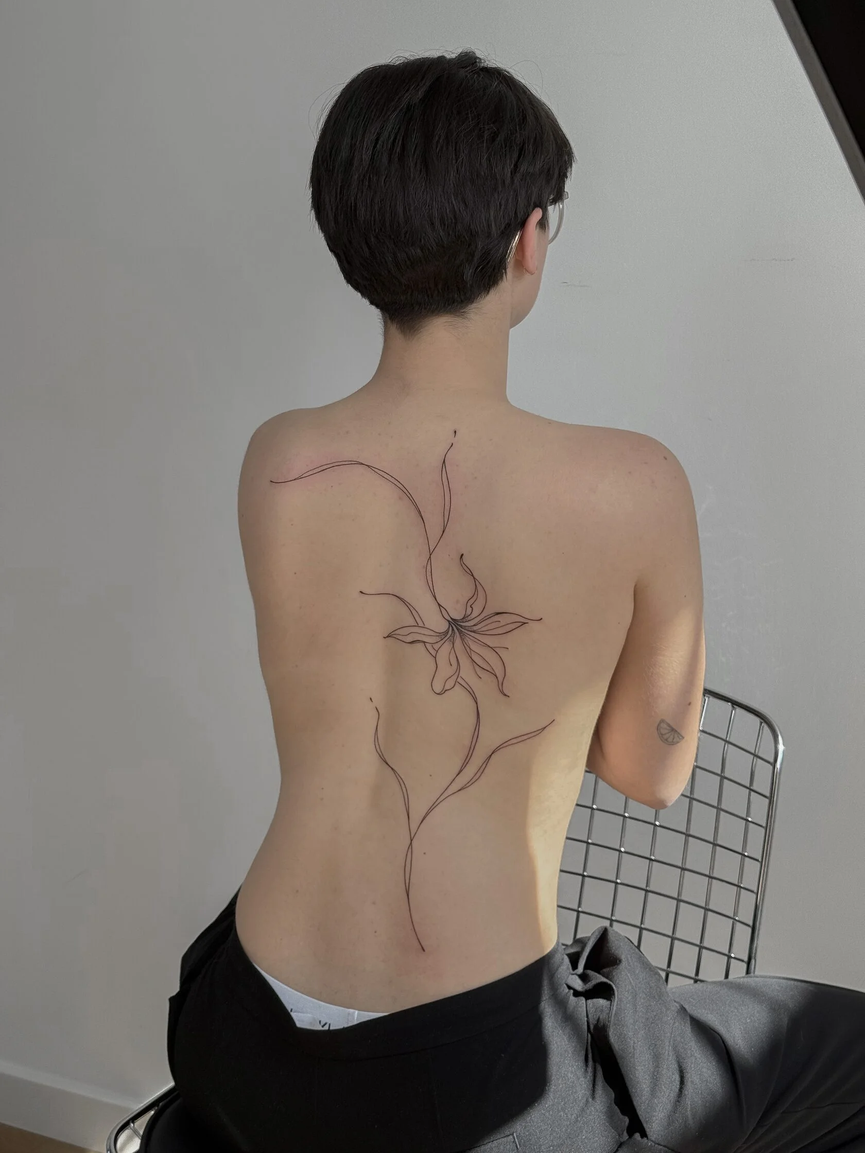 Botanisches Graphik-Tattoo von Daria – Arbeit 1