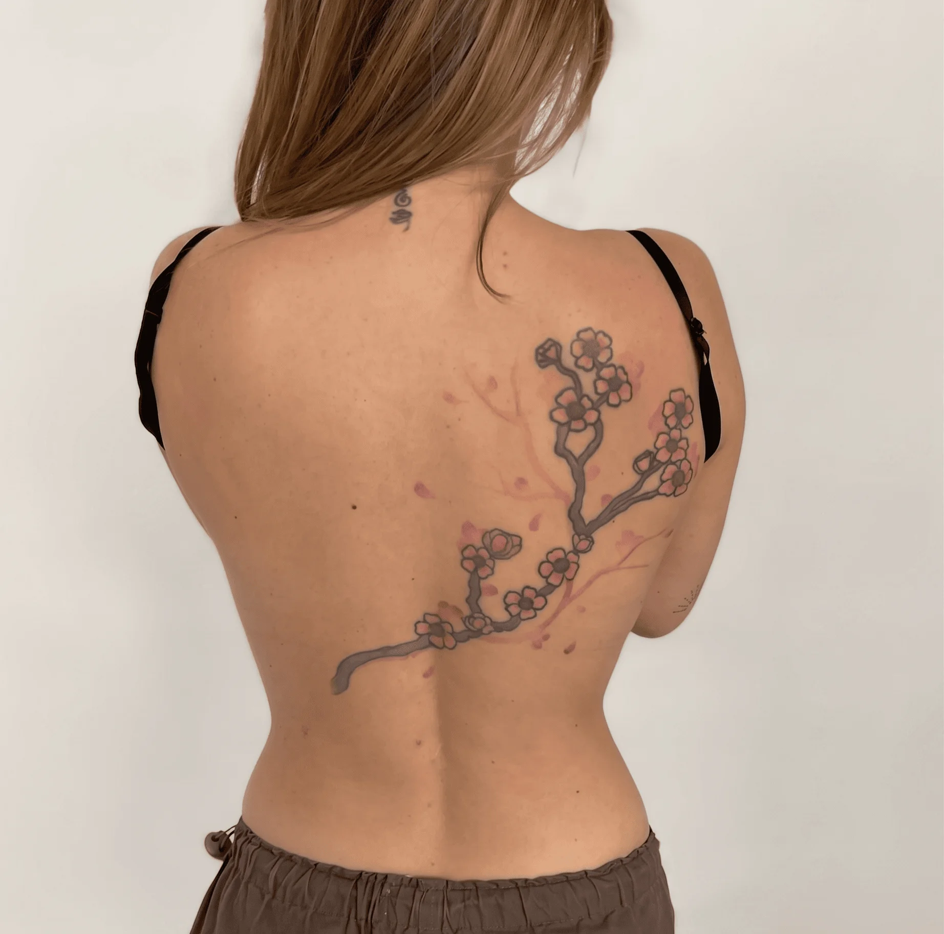 Vorhandenes florales Tattoo am Rücken vor dem Cover-Up