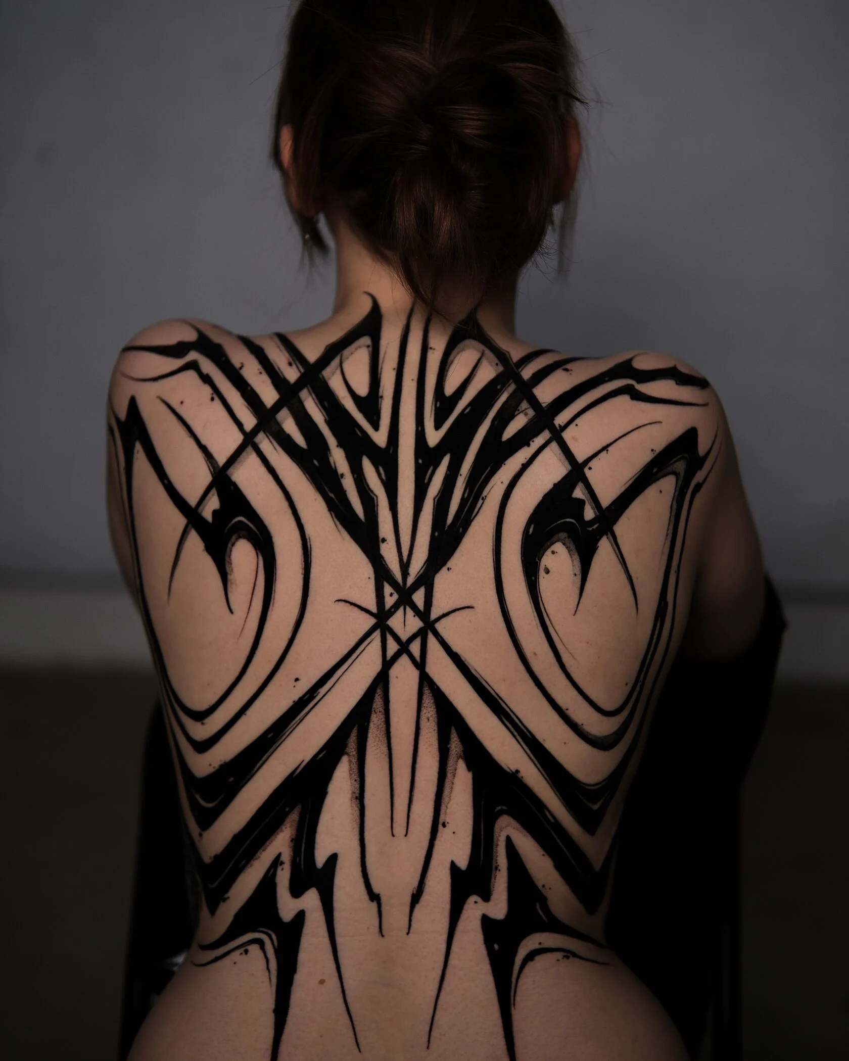 Dunkle Graphik und Blackwork Tattoo von Sergiu – Freehand-Arbeit 1