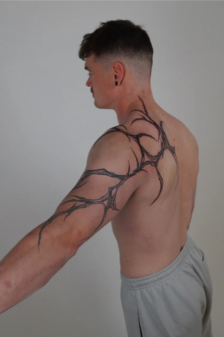 Cyber Sigilism und Neotribal Tattoo von Yehor bei Brennnessel Tattoo Berlin