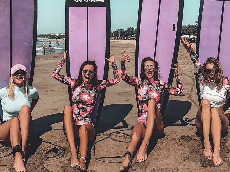 Команда школы серфинга Surf Season на пляже Бали