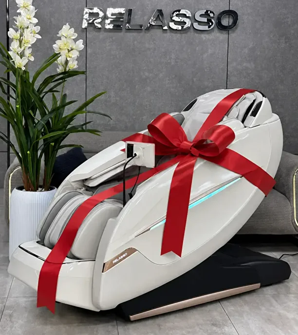 Relasso massaj kreslosi bayramona qizil tasma bilan, Relasso showroomida