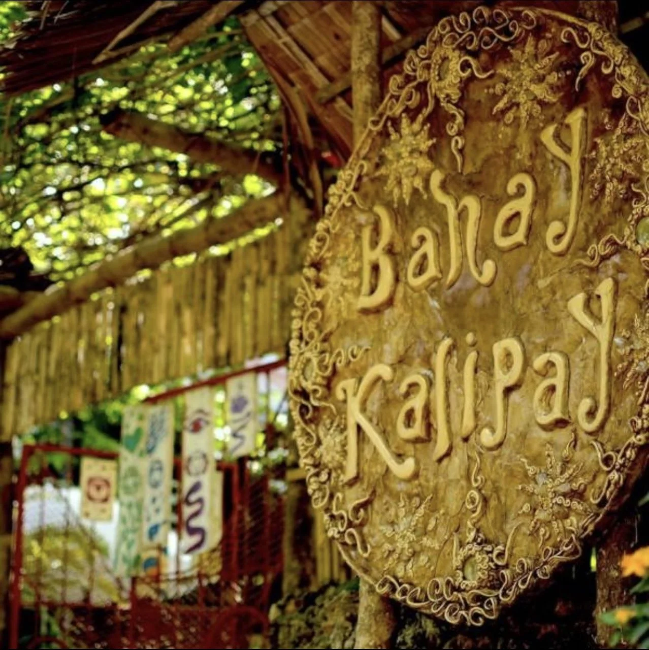 Вывеска Bahay Kalipay на Палаване