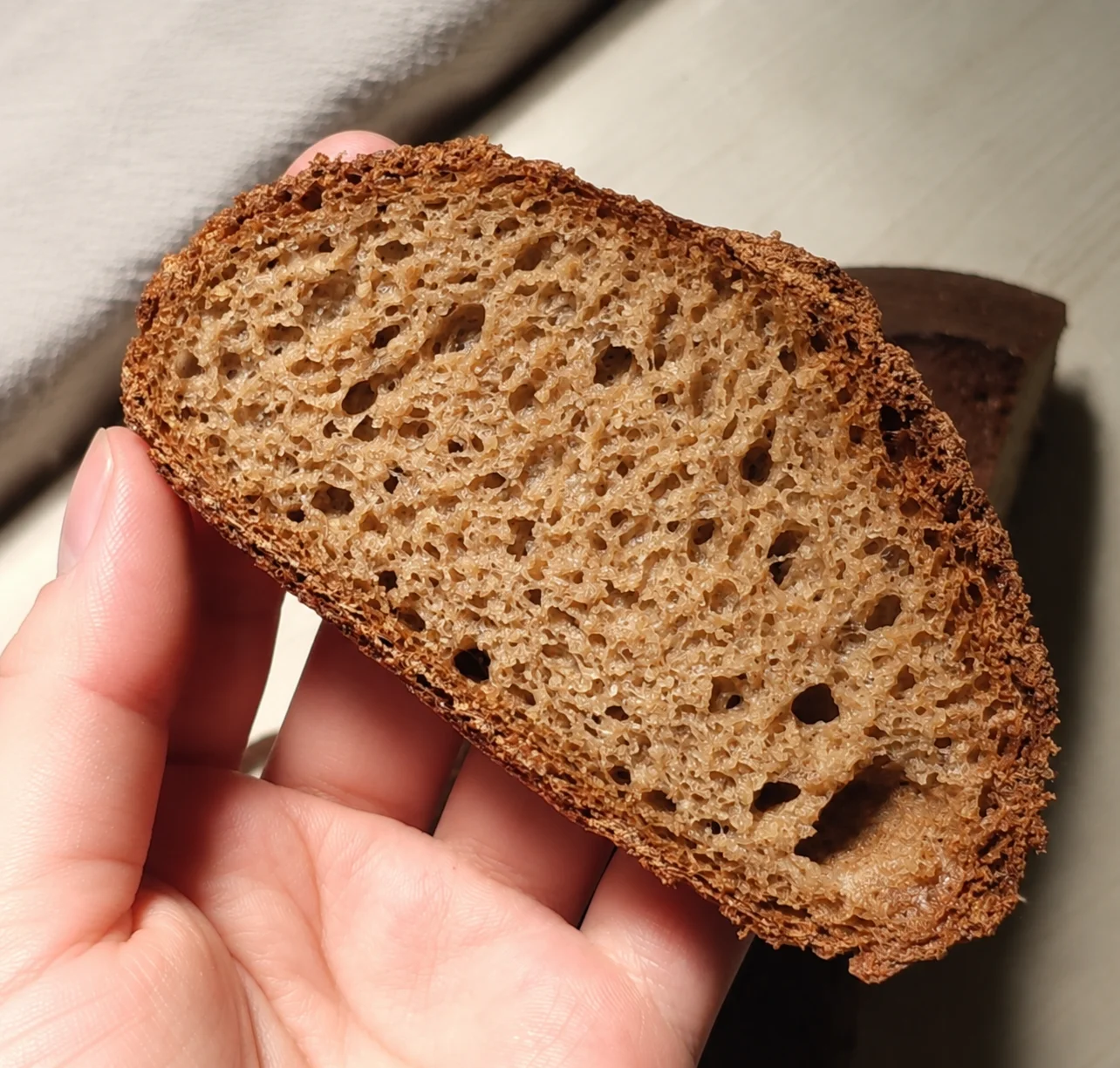 Närbild av ett naturligt och poröst glutenfritt surdegsbröd