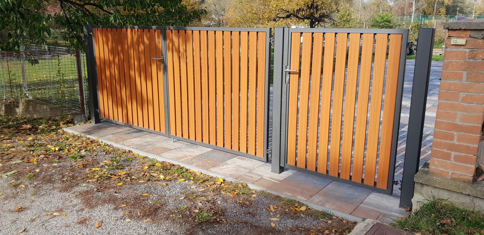 Křídlová brána s brankou – realizace TAM KOVO s.r.o.