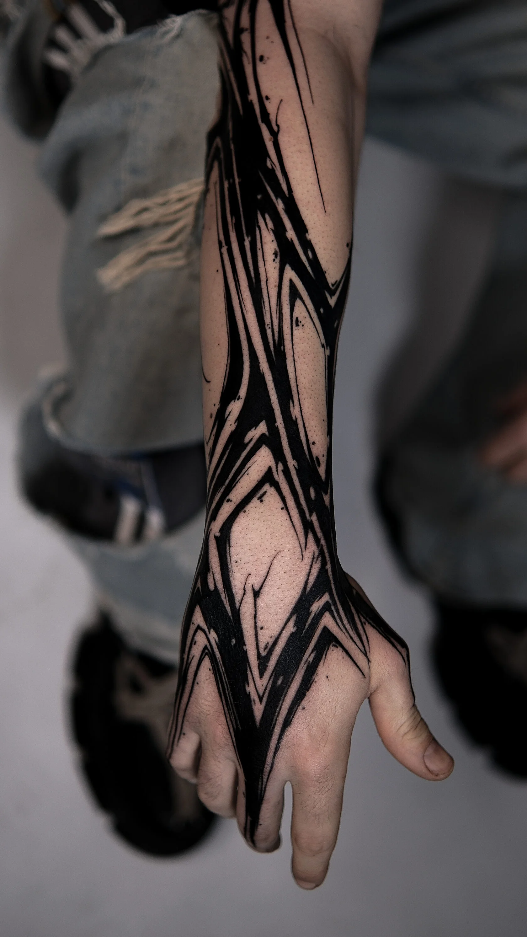 Dunkle Graphik und Blackwork Tattoo von Sergiu – Freehand-Arbeit 2