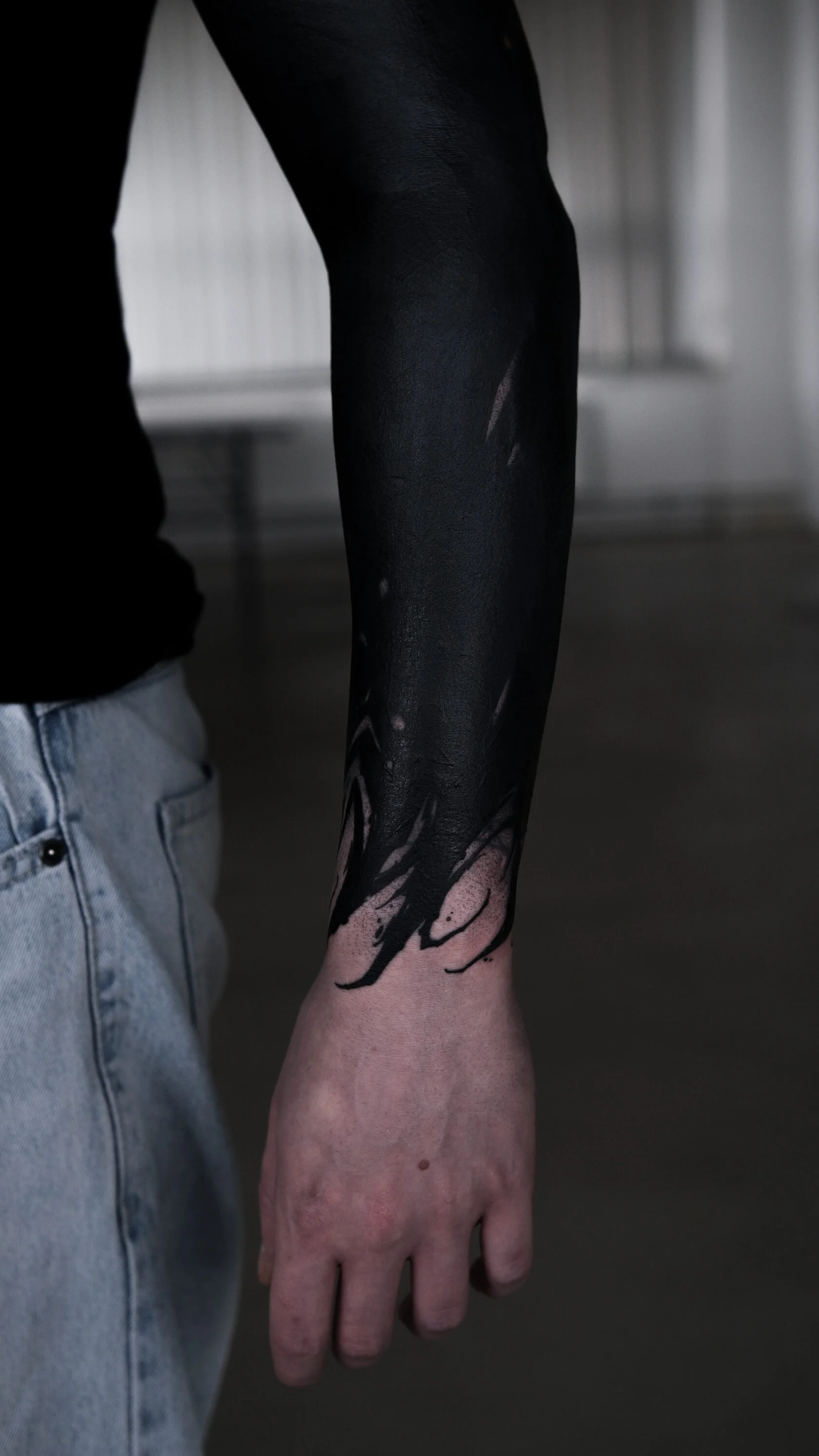 Dunkle Graphik und Blackwork Tattoo von Sergiu – Freehand-Arbeit 4