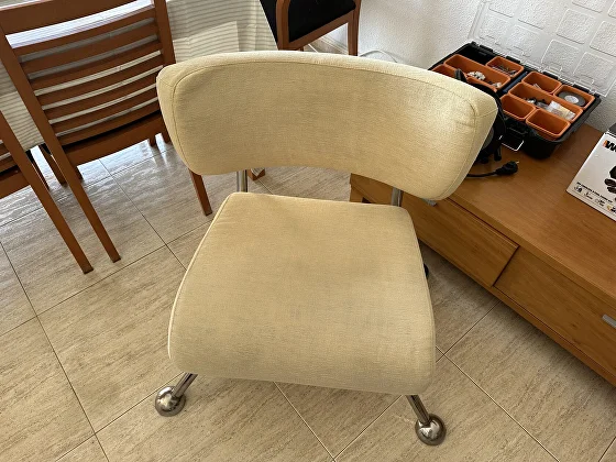 Clean, odor-free chair after enzymatic treatment in Paterna