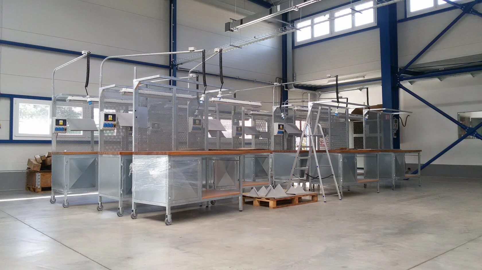 Pracovní stoly pro výrobní závod – TAM KOVO s.r.o.