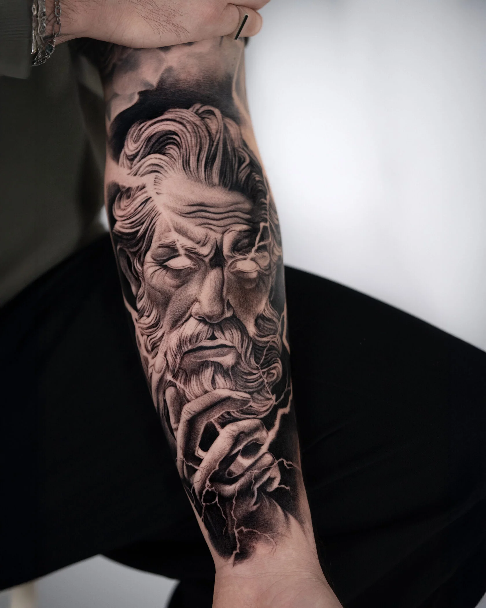 Detailreiche Realismus-Tattoo-Arbeit aus dem Brennnessel Studio