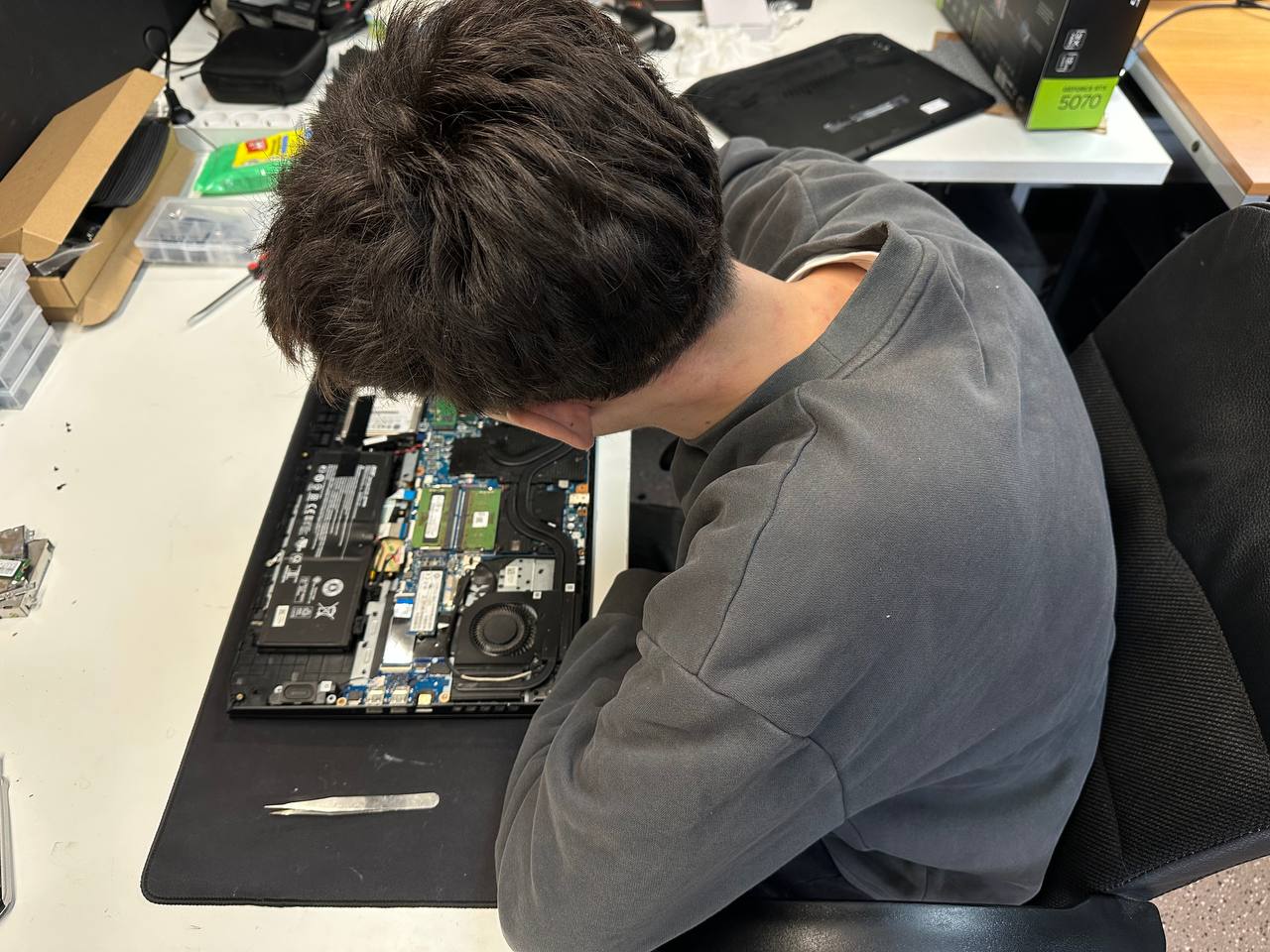 Technik PK.HELP przy otwartym laptopie