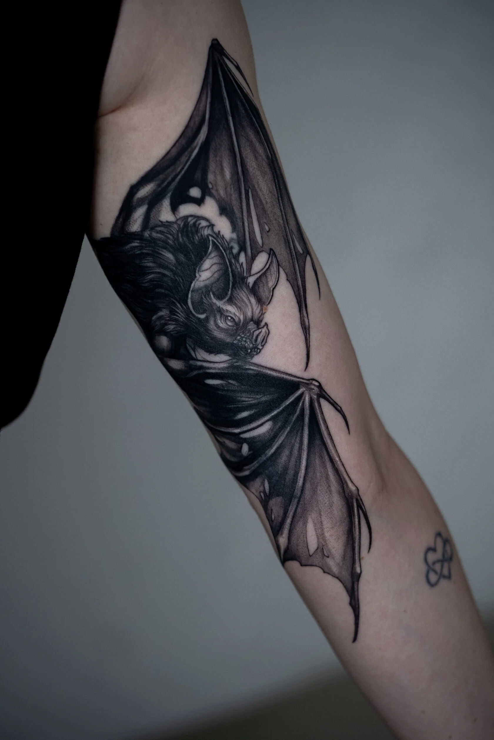 Cover-Up Tattoo mit realistischer Fledermaus am Unterarm