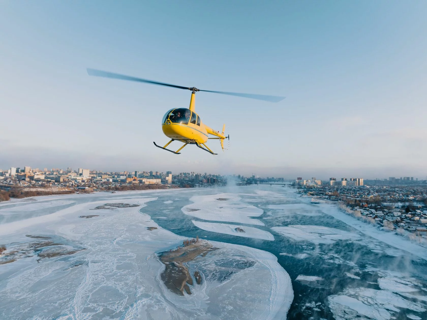 Полет на вертолете Robinson R44 над Москвой по лучшей цене в MAG Aero