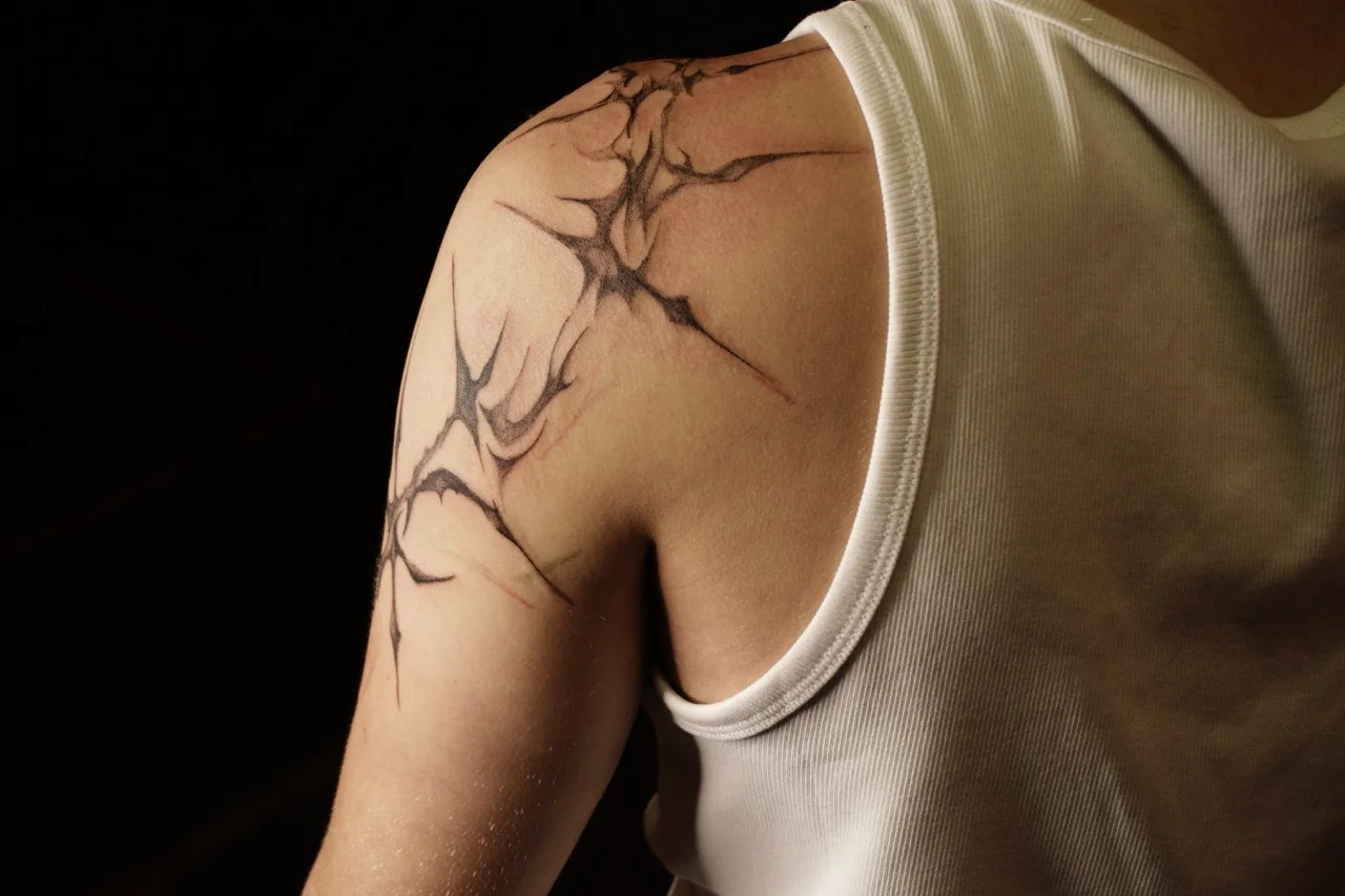 Cyber Sigilism und Neotribal Tattoo von Yehor bei Brennnessel Tattoo Berlin