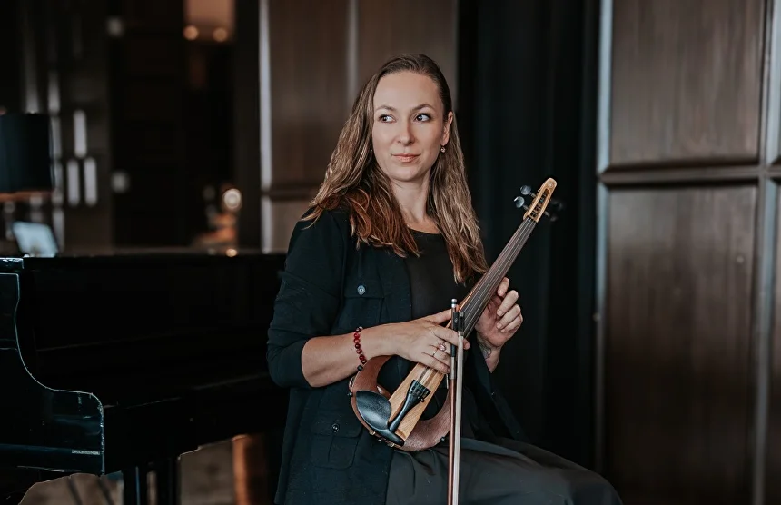 Polina Diorditsa performing live violin at a corporate event in Mexico City