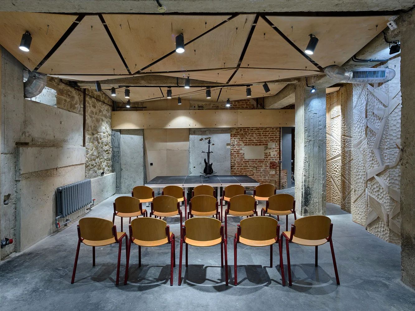 Sala mică de concerte de la subsolul Artcor