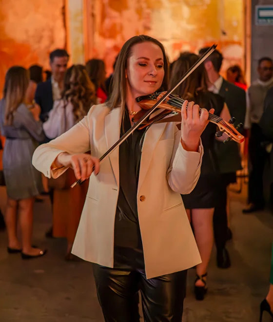 Polina Diorditsa tocando en el evento de las 100 Mujeres Más Poderosas de México