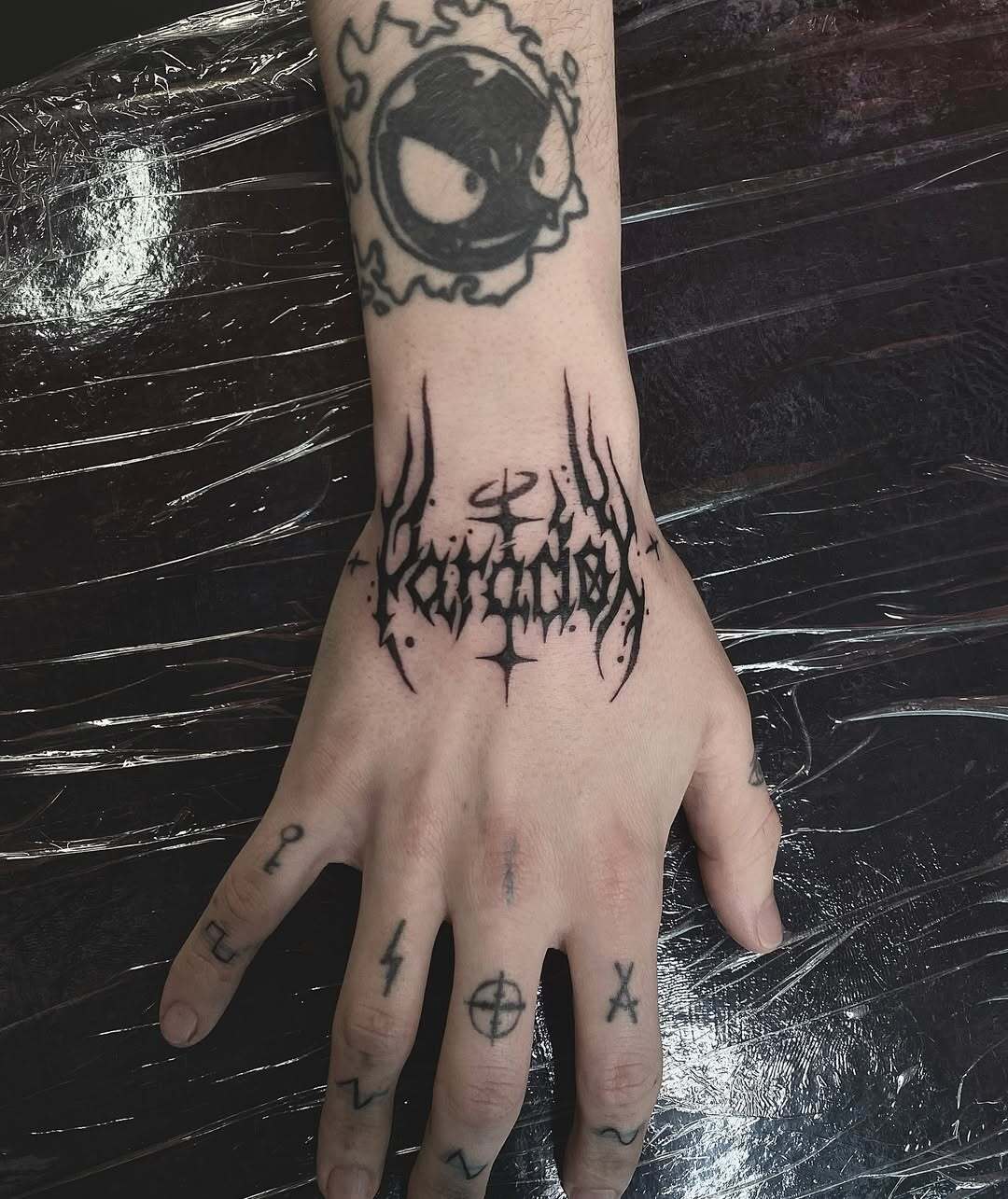 Dunkle Graphik Tattoo von Gina – Arbeit 7