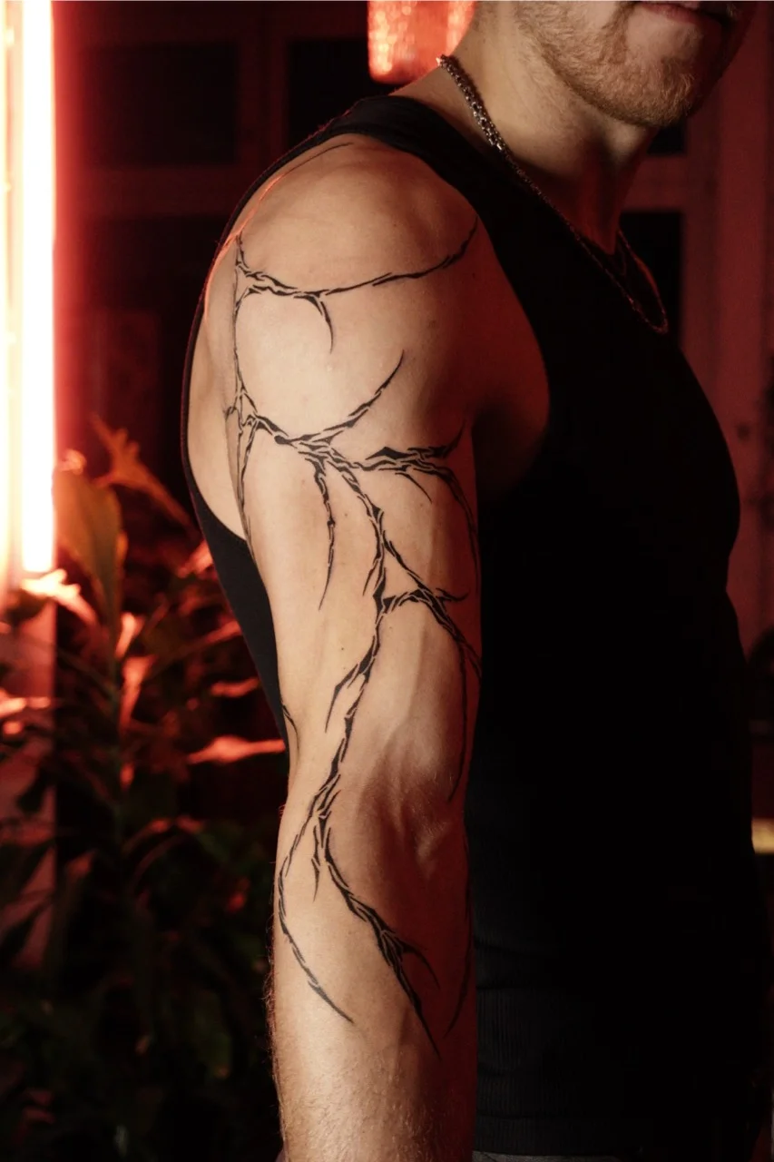 Cyber Sigilism und Neotribal Tattoo von Yehor bei Brennnessel Tattoo Berlin
