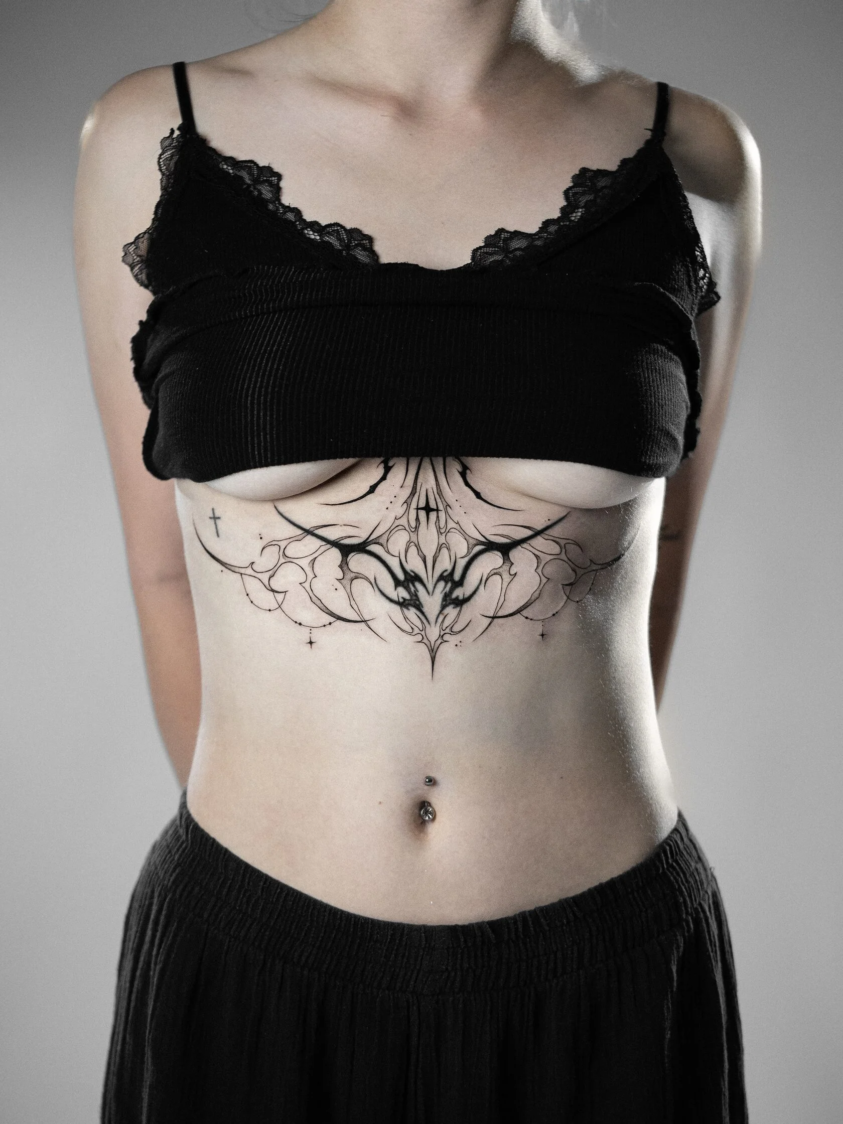 Ornamentales Blackwork-Cover-Up-Tattoo am Dekolleté