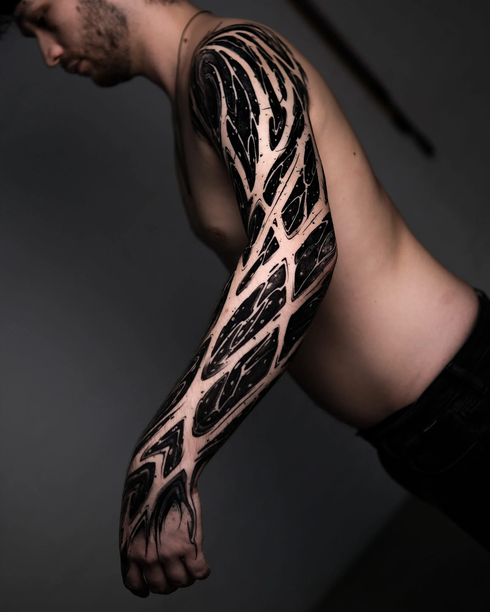 Dunkle Graphik und Blackwork Tattoo von Sergiu – Freehand-Arbeit 6