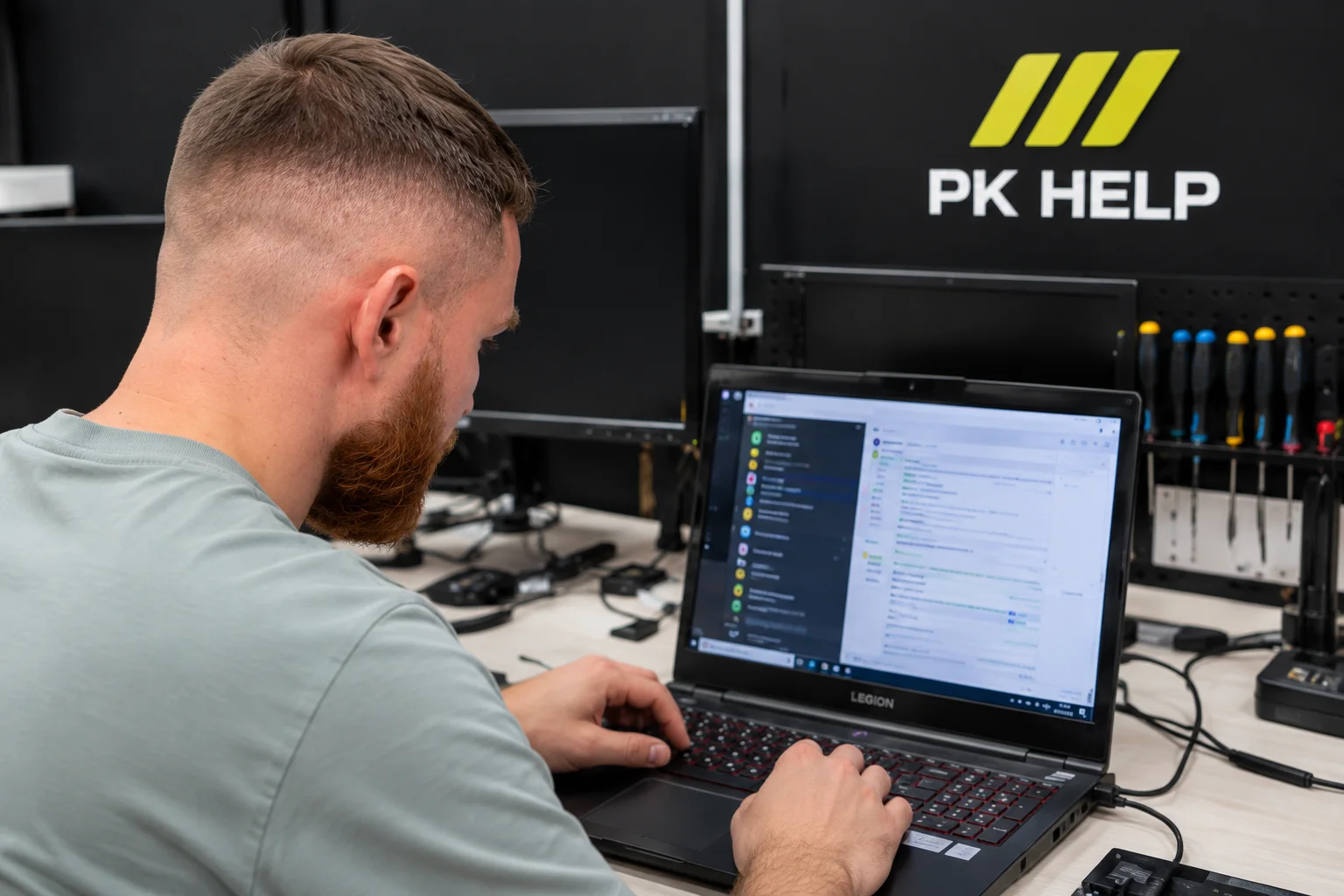 Technik podczas pracy z laptopem